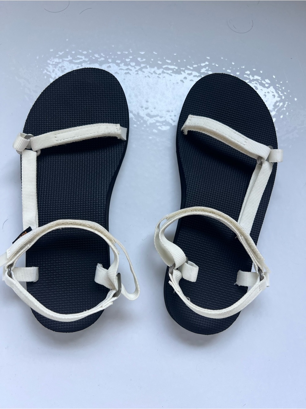Teva Women's Universal Slim White Size 7